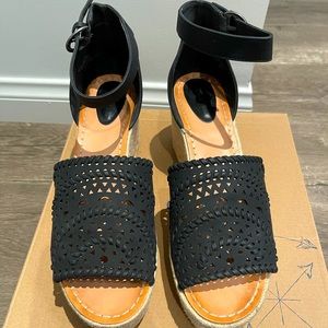 Indigo IrJordie vegan leather wedge in 9.5 size